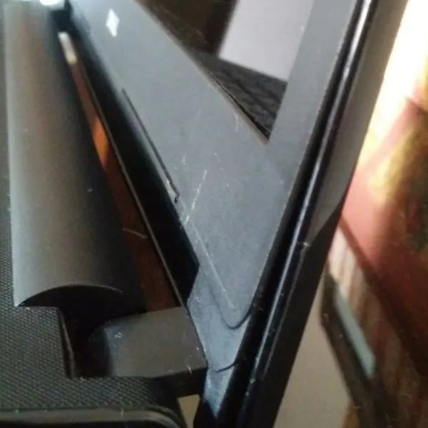 A moldura da tela do notebook