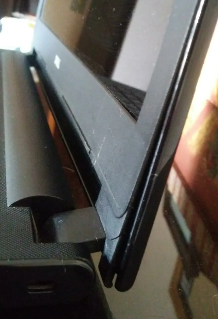 A moldura da tela do notebook