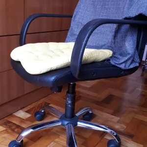 Cadeira de escritório velha de guerra