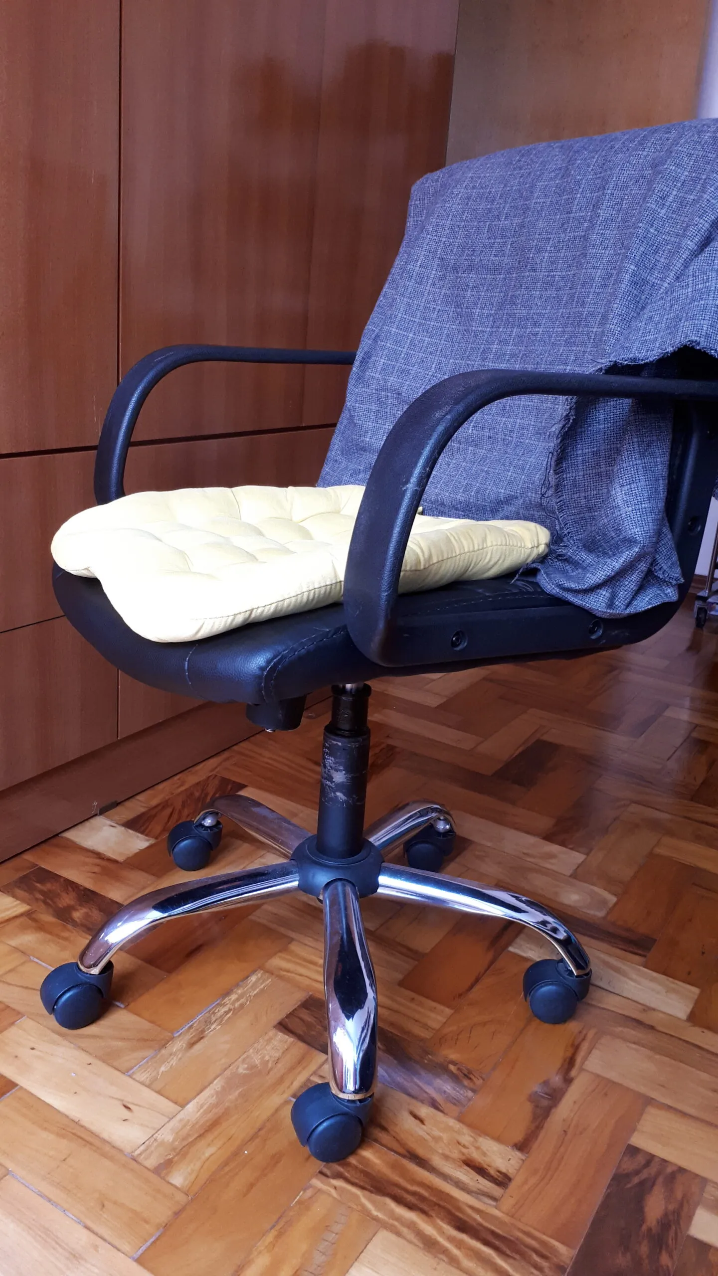 Cadeira de escritório velha de guerra