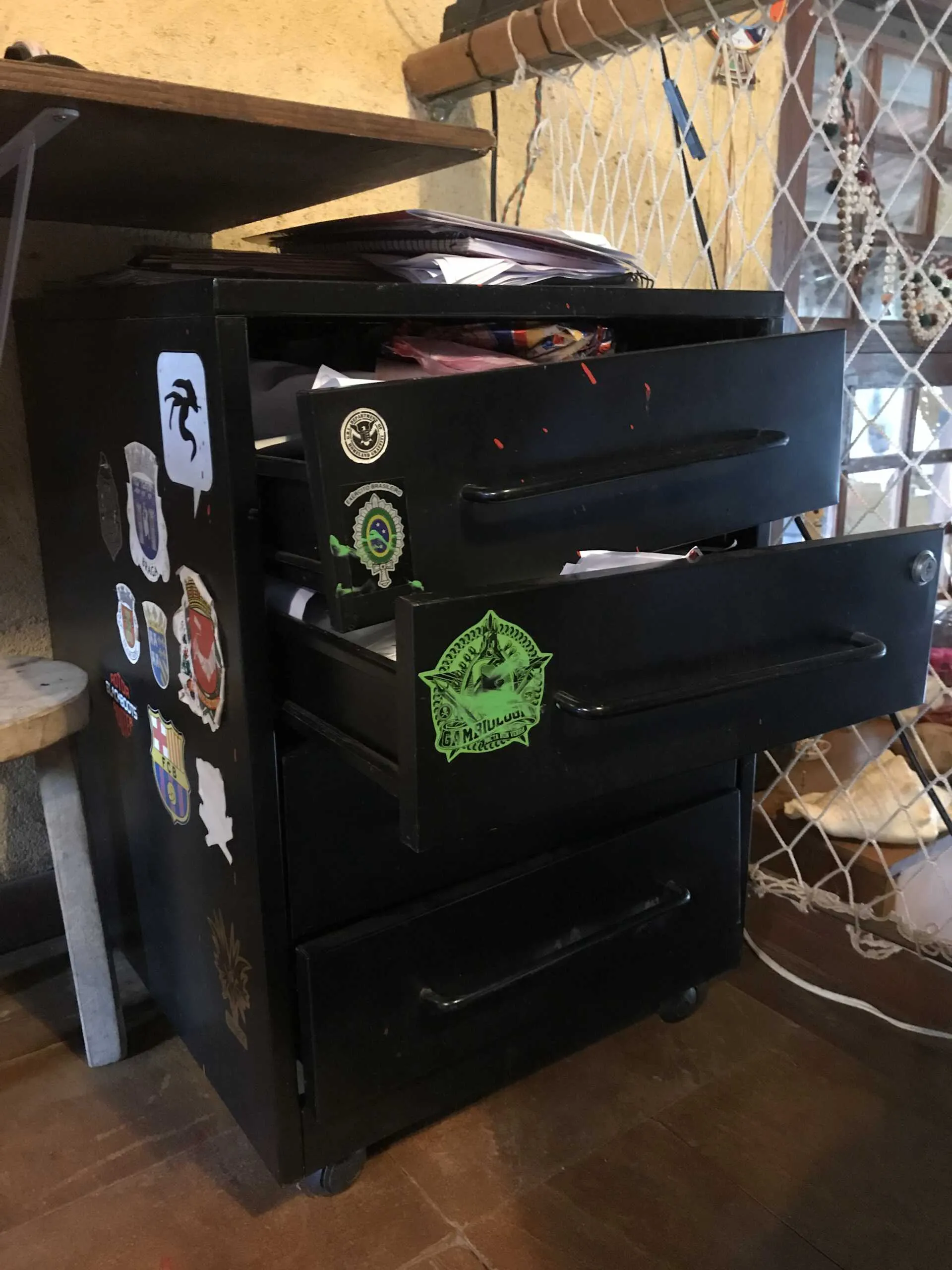 Chest of drawers resign