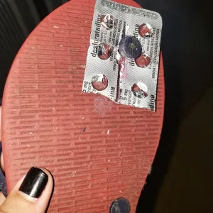 Chinelo remendado com cartela de remédio