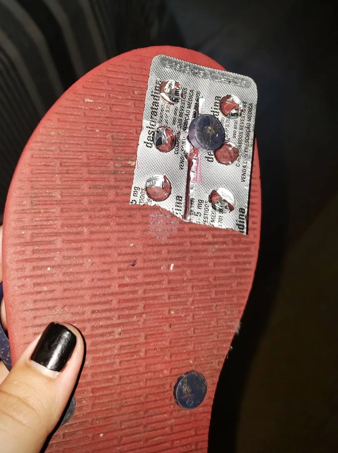 Chinelo remendado com cartela de remédio