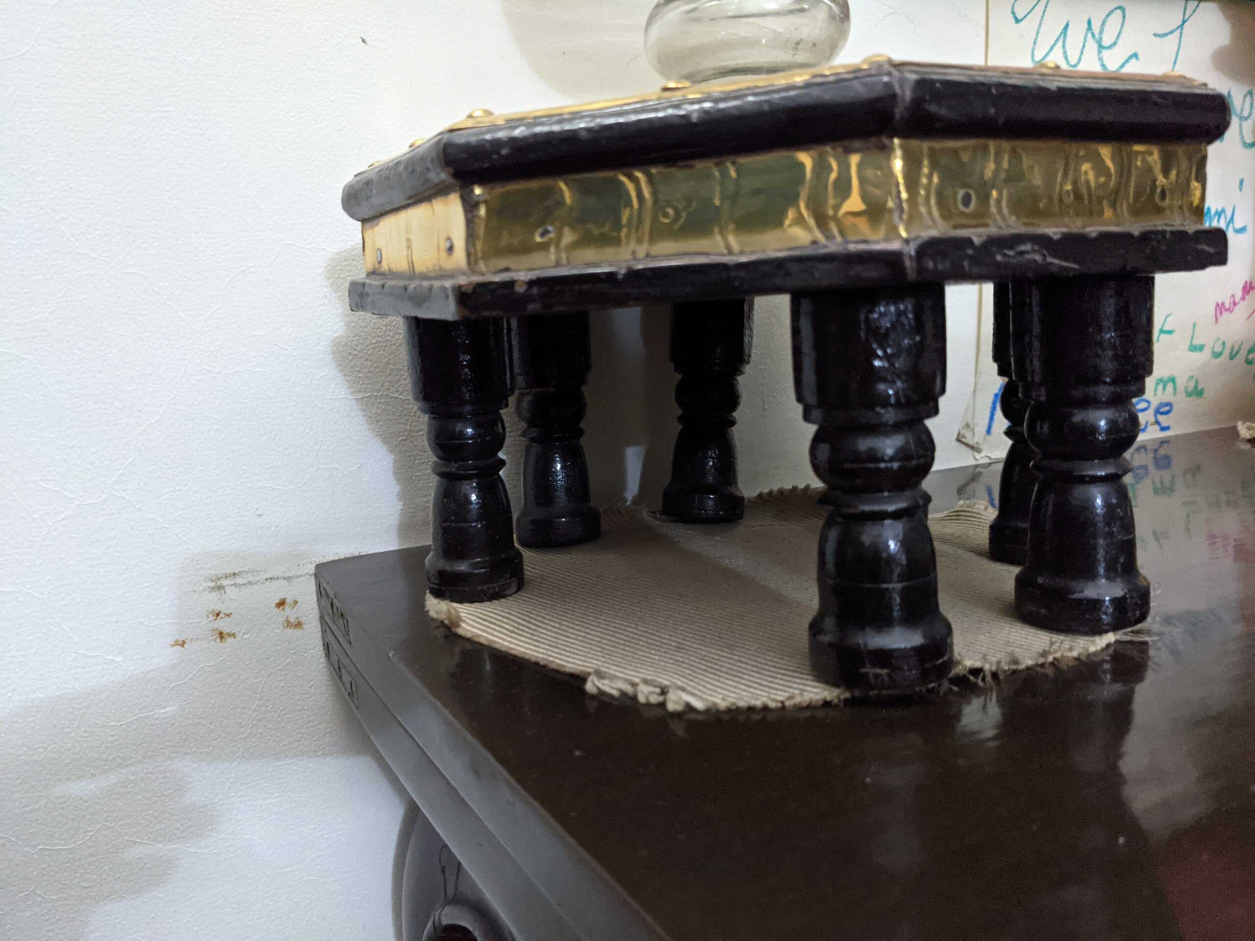Stool leg