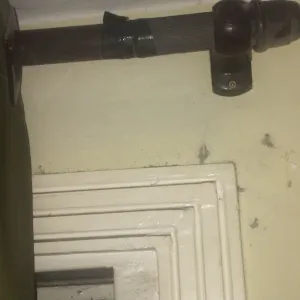 Suporte de cortina com fita isolante