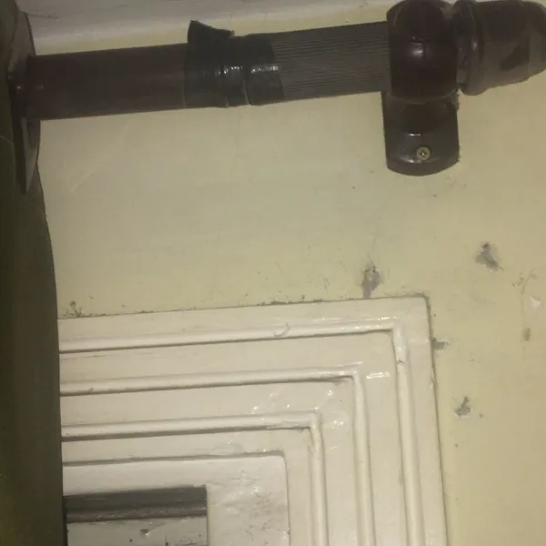 Suporte de cortina com fita isolante