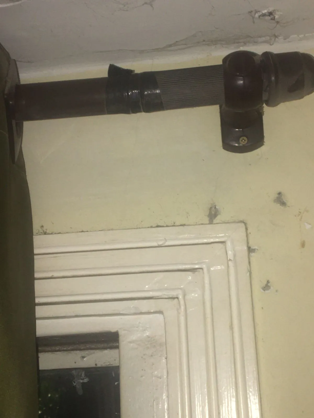 Suporte de cortina com fita isolante