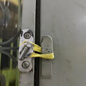 Tentativa falha de arrumar trinco quebrado
